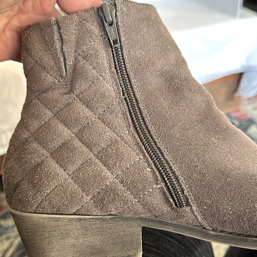 White Mountain gray suede quilted heeled booties. Used excellent condition Sz 10 - Picture 6 of 8